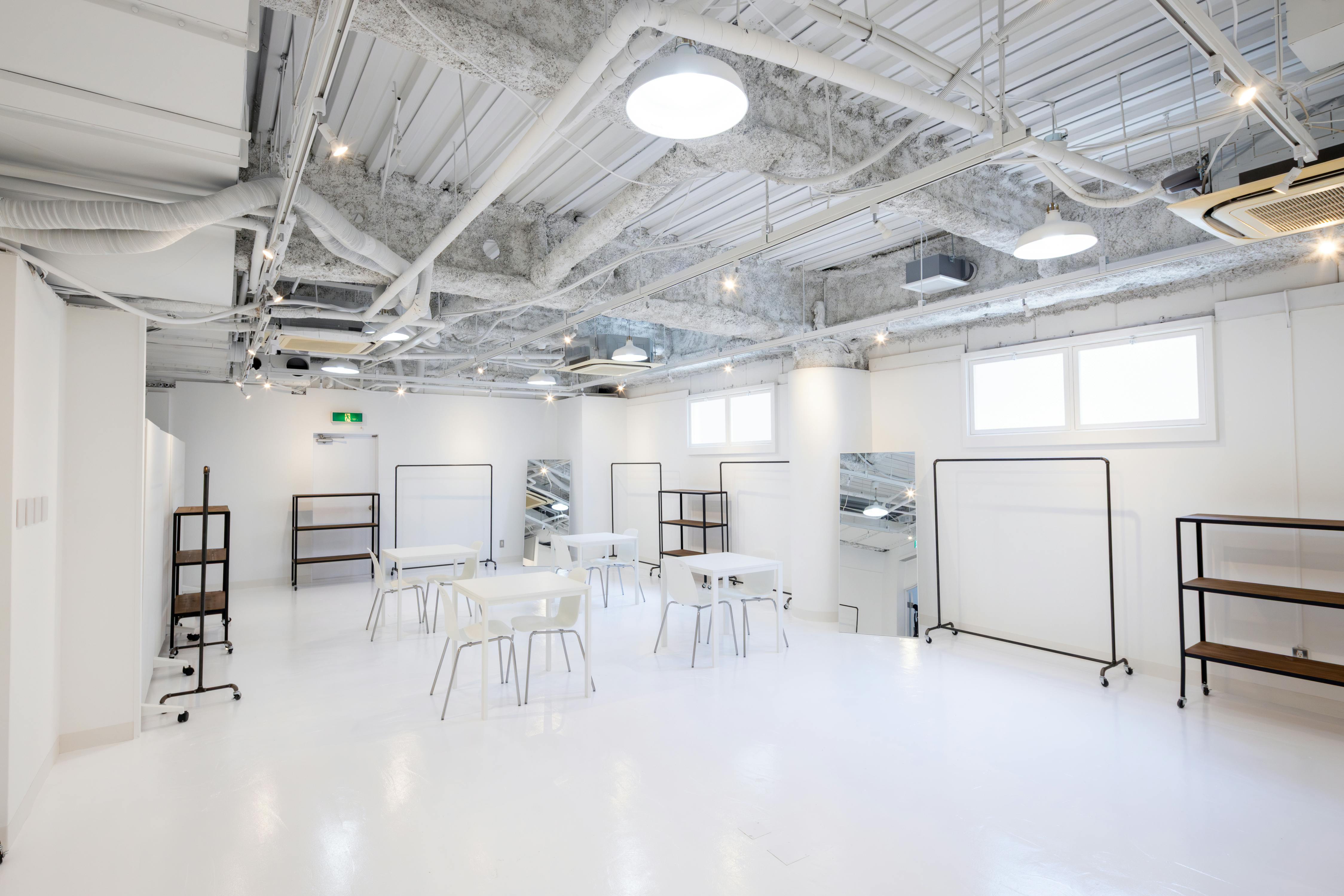 【心斎橋駅5分】招待制のファッション系展示販売会やアート系展示会に最適な白を基調とした清潔感のあるレンタルスペース