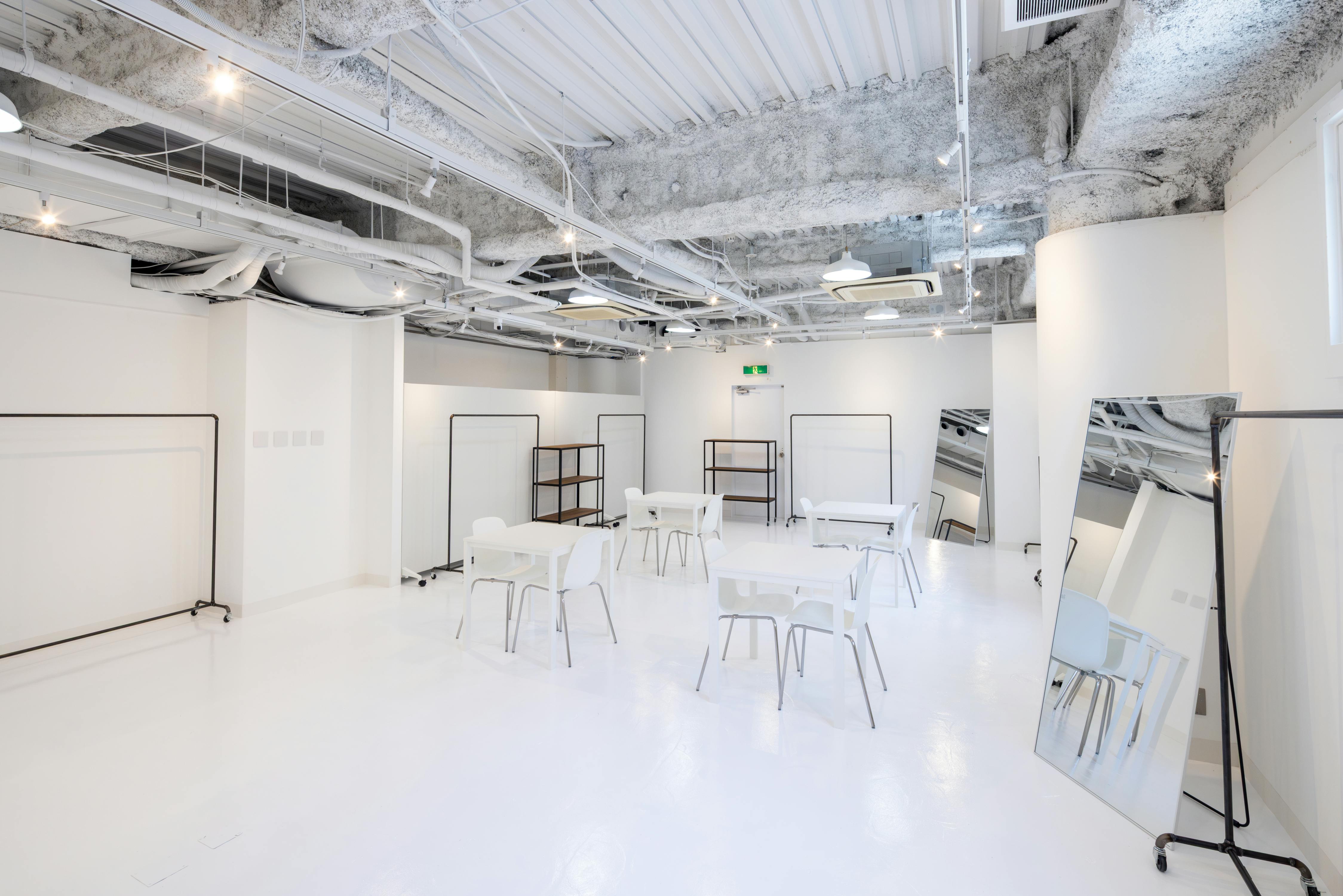 【心斎橋駅5分】招待制のファッション系展示販売会やアート系展示会に最適な白を基調とした清潔感のあるレンタルスペースの画像