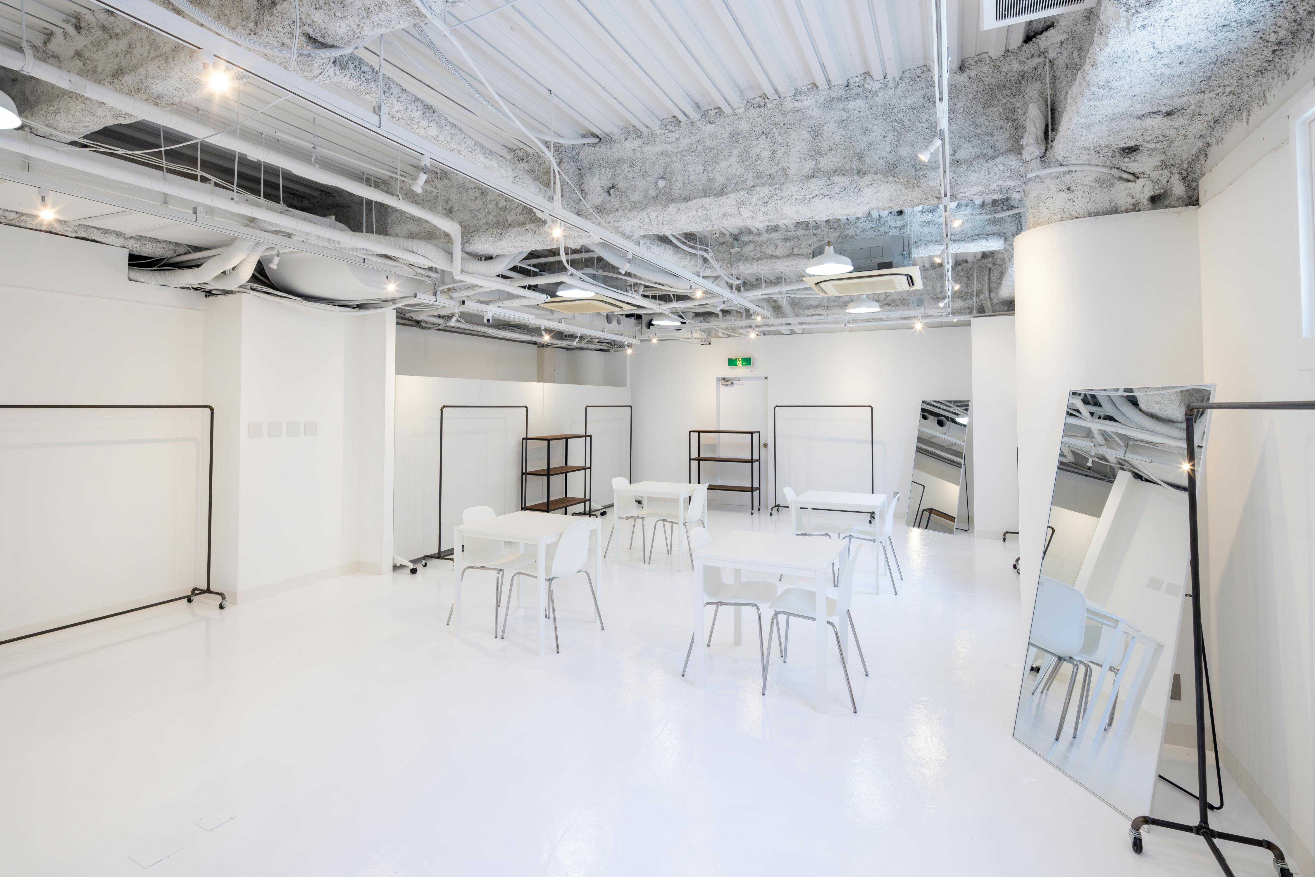 【心斎橋駅5分】招待制のファッション系展示販売会やアート系展示会に最適な白を基調とした清潔感のあるレンタルスペース
