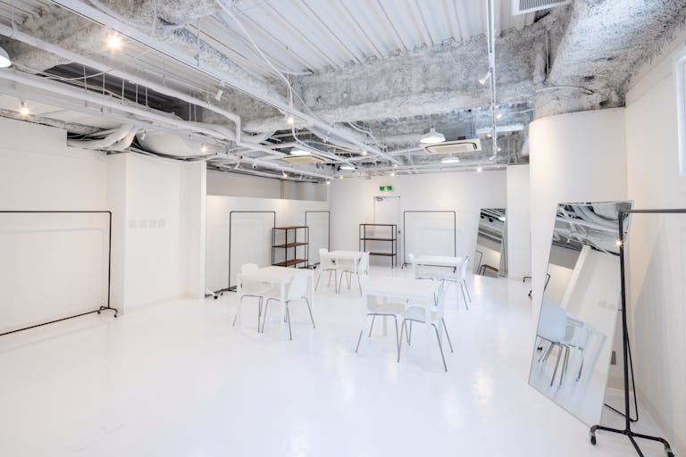 【心斎橋駅5分】招待制のファッション系展示販売会やアート系展示会に最適な白を基調とした清潔感のあるレンタルスペースの画像1