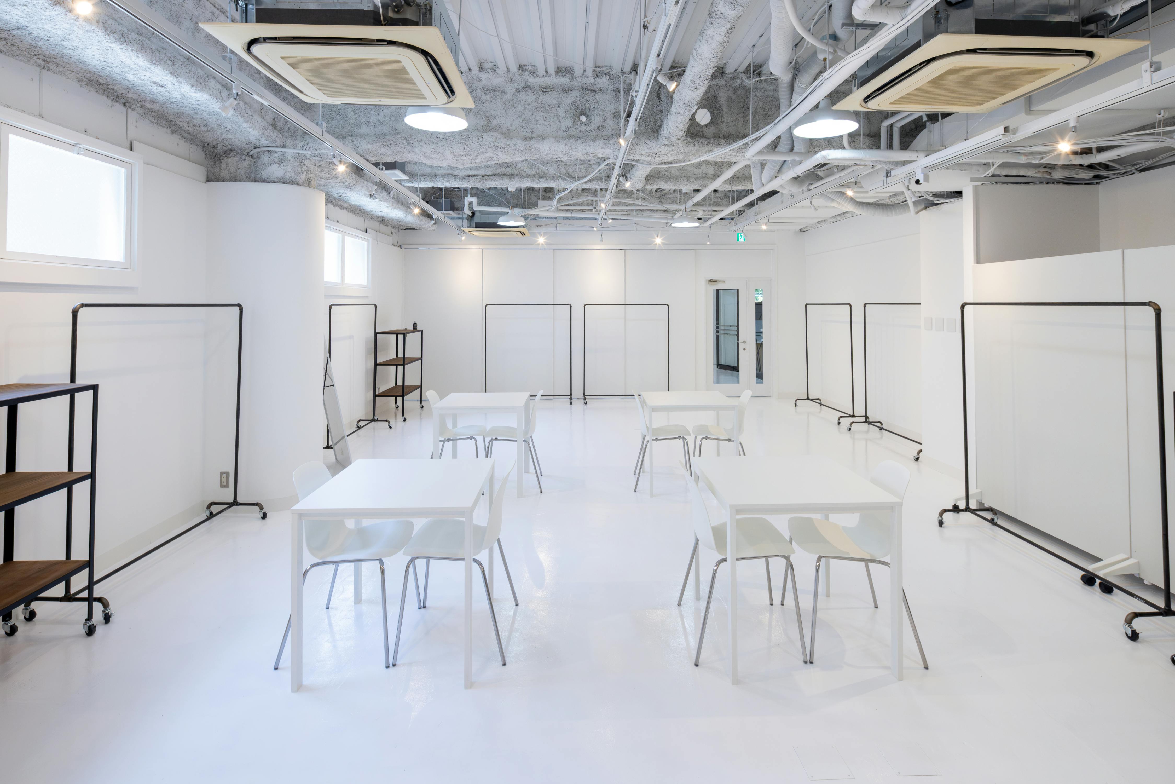 【心斎橋駅5分】招待制のファッション系展示販売会やアート系展示会に最適な白を基調とした清潔感のあるレンタルスペース