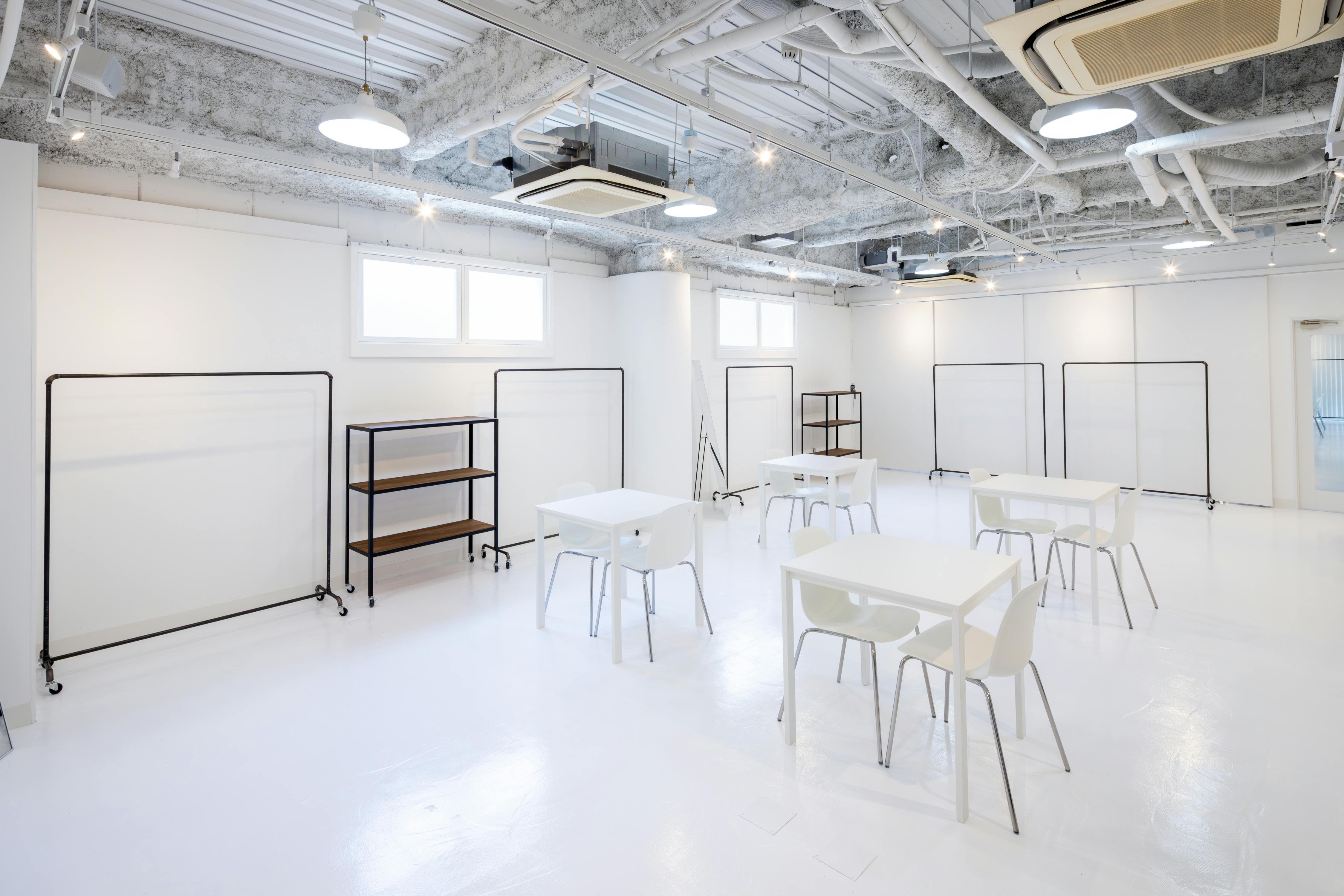 【心斎橋駅5分】招待制のファッション系展示販売会やアート系展示会に最適な白を基調とした清潔感のあるレンタルスペース
