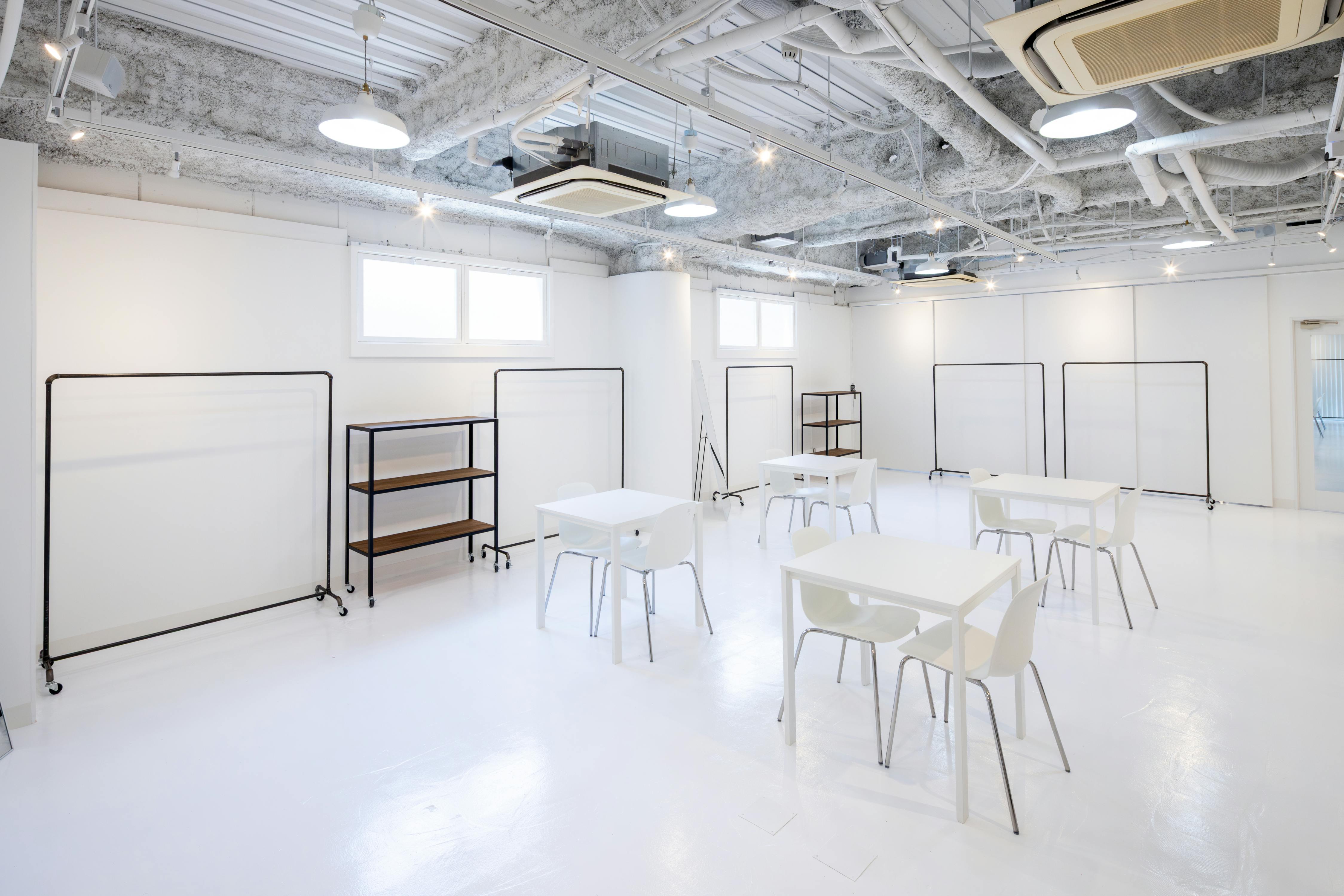 【心斎橋駅5分】招待制のファッション系展示販売会やアート系展示会に最適な白を基調とした清潔感のあるレンタルスペース
