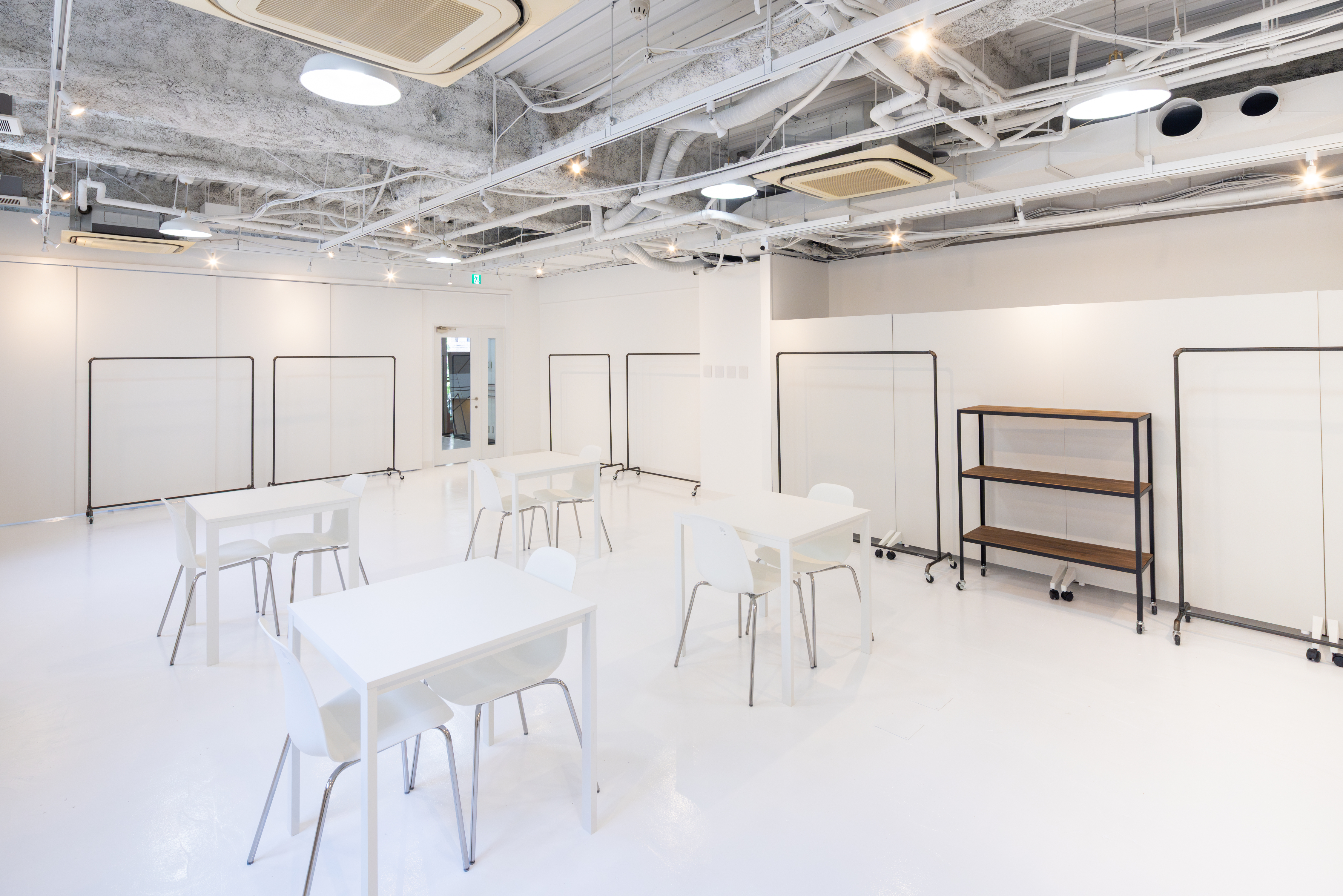 【心斎橋駅5分】招待制のファッション系展示販売会やアート系展示会に最適な白を基調とした清潔感のあるレンタルスペースの画像6