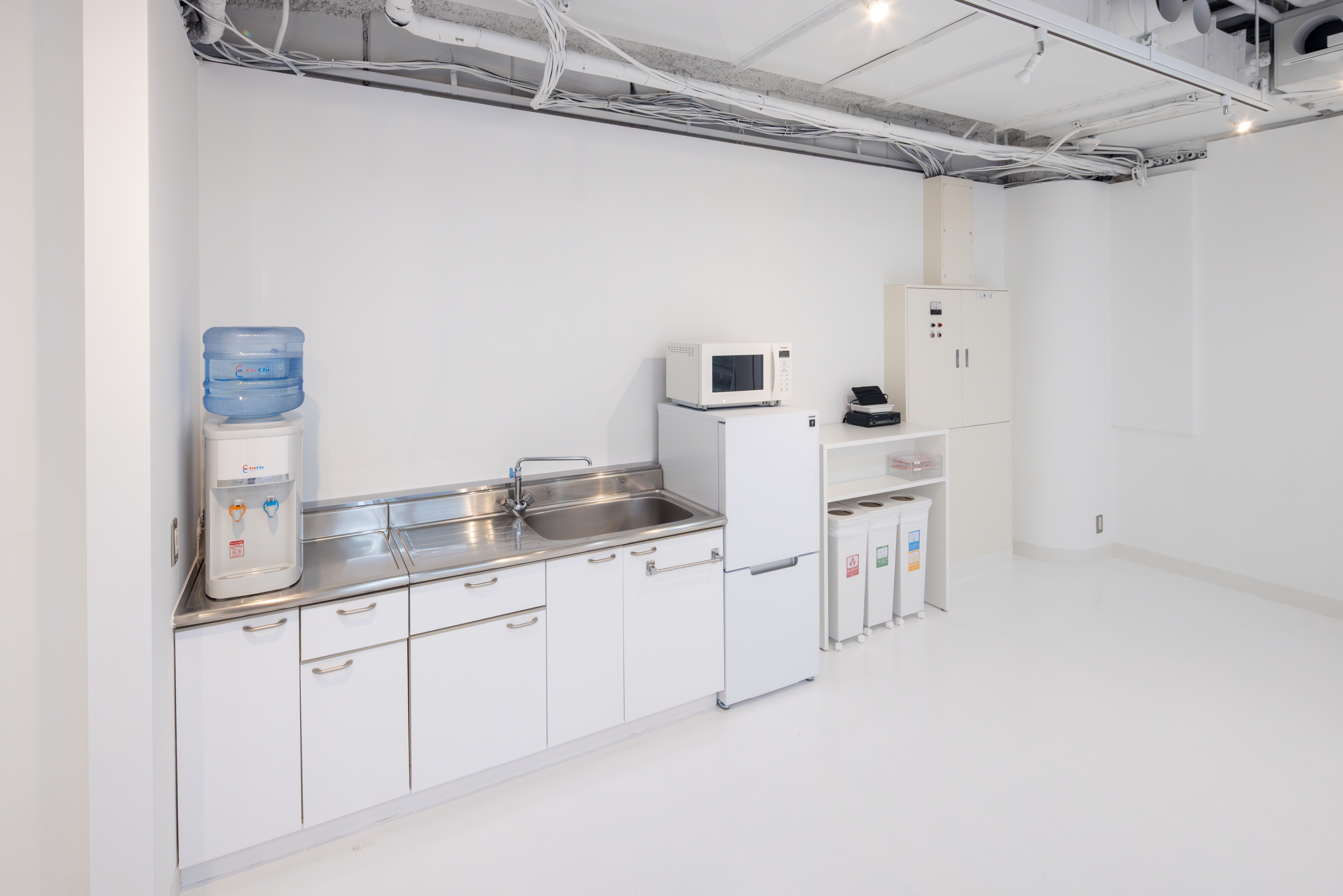 【心斎橋駅5分】招待制のファッション系展示販売会やアート系展示会に最適な白を基調とした清潔感のあるレンタルスペースの画像7