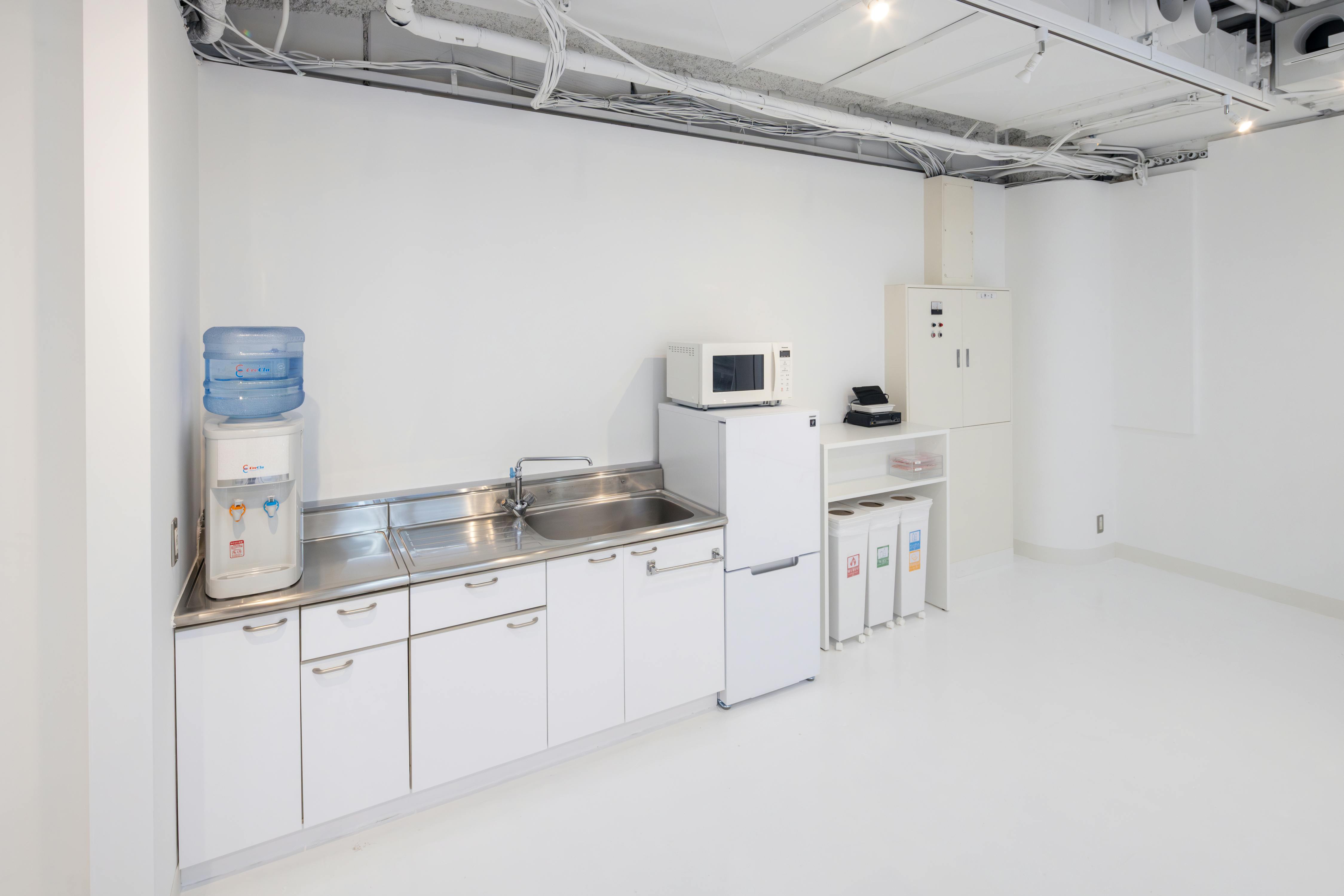 【心斎橋駅5分】招待制のファッション系展示販売会やアート系展示会に最適な白を基調とした清潔感のあるレンタルスペース