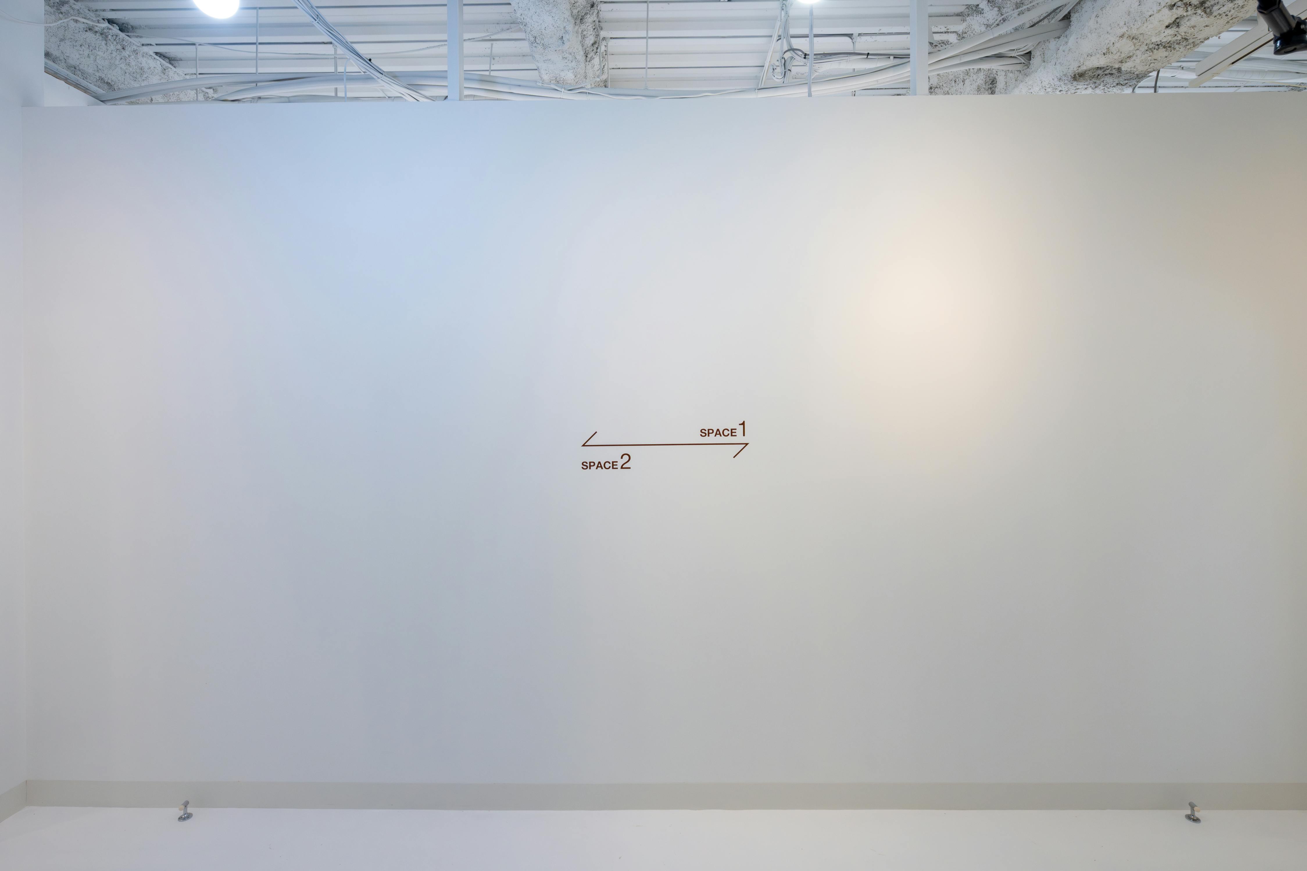 【心斎橋駅5分】招待制のファッション系展示販売会やアート系展示会に最適な白を基調とした清潔感のあるレンタルスペース