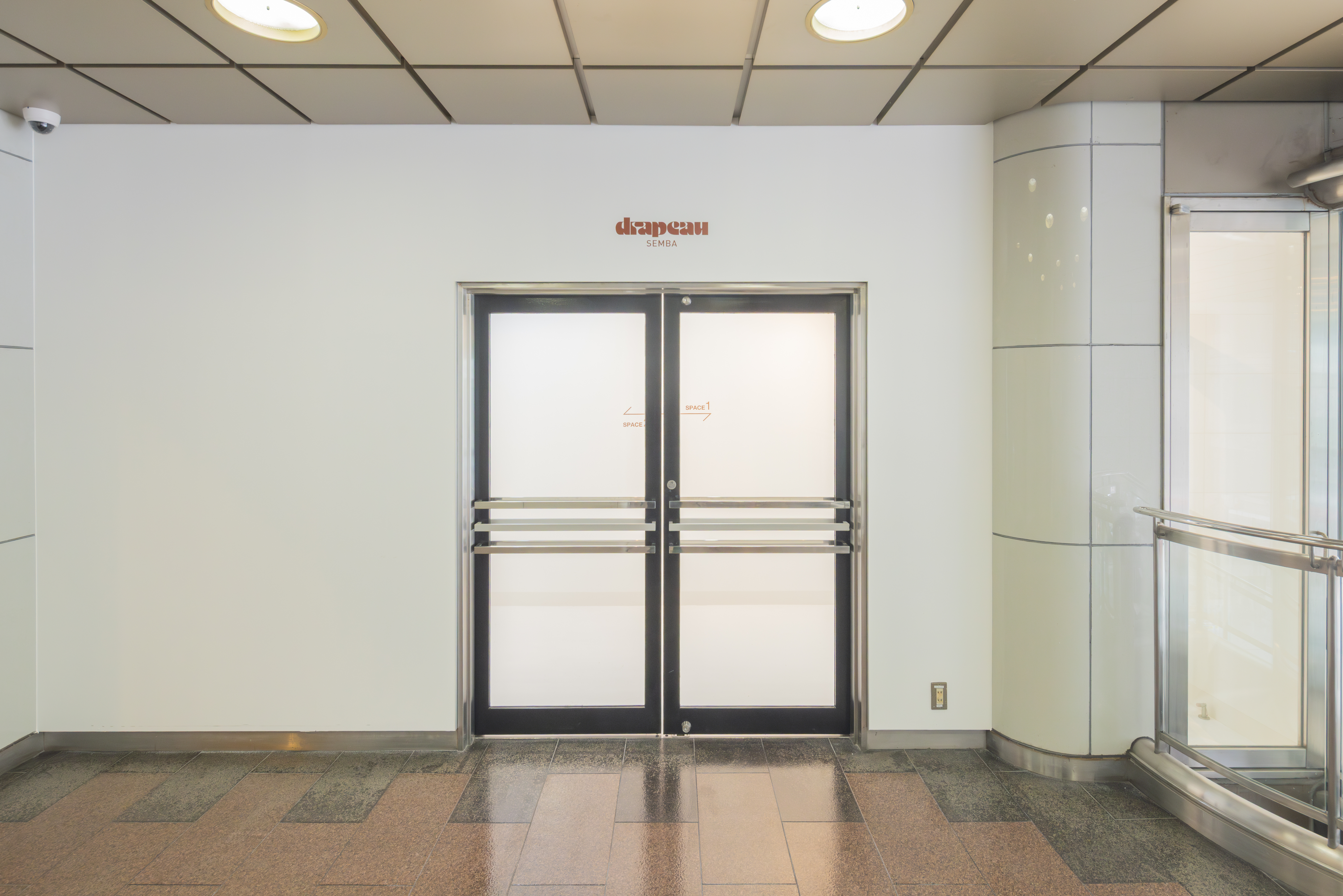 【心斎橋駅5分】招待制のファッション系展示販売会やアート系展示会に最適な白を基調とした清潔感のあるレンタルスペースの画像9