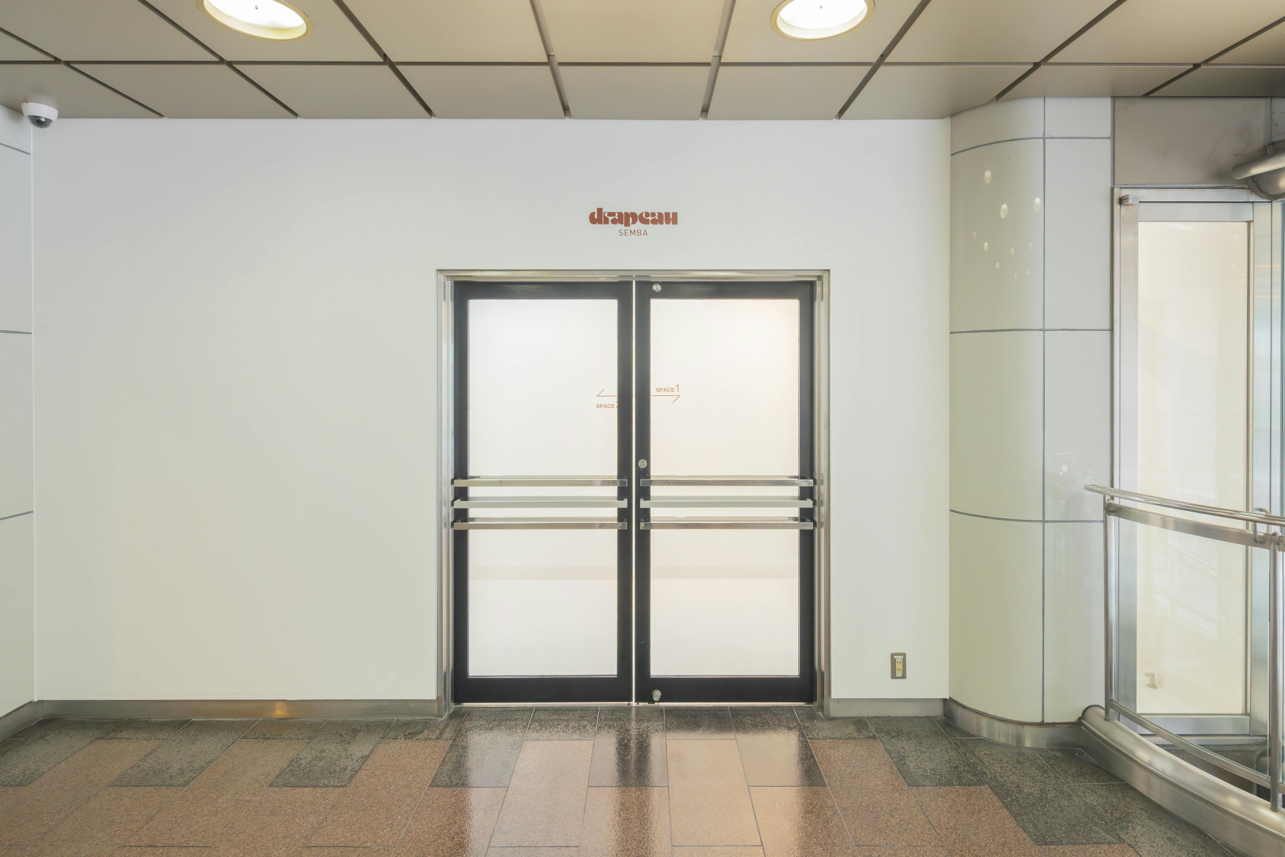 【心斎橋駅5分】招待制のファッション系展示販売会やアート系展示会に最適な白を基調とした清潔感のあるレンタルスペース