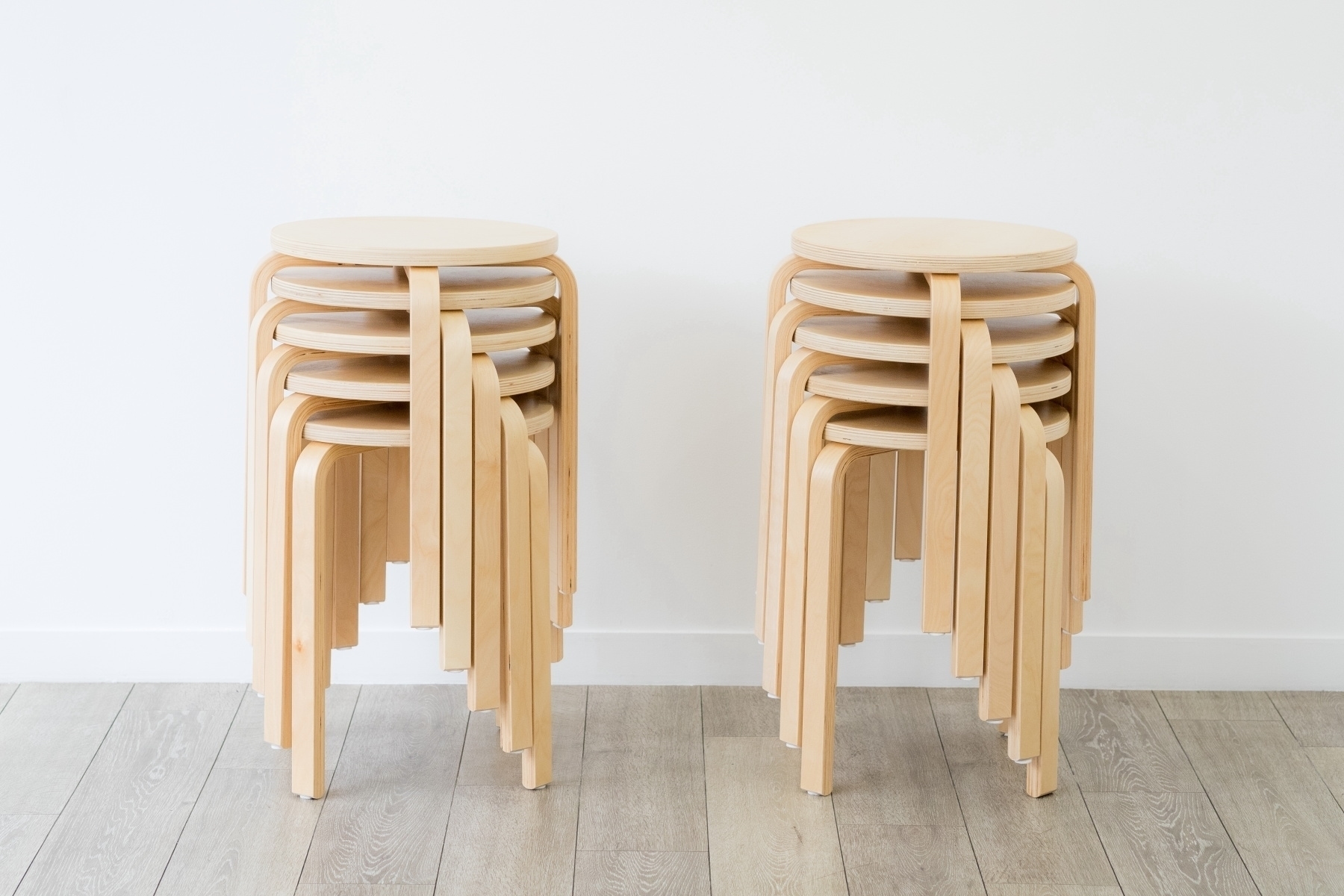 丸椅子を10脚用意しています。ご自由にお使いください。同じものが系列のスタジオにもありますので、追加をご希望の場合はご相談ください。