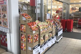 【西友 西尾張部店】店内風除室前(レジ前 休憩コーナー入口付近) プロモーション用途や物販、食物販のポップアップストアに最適な催事イベントスペース