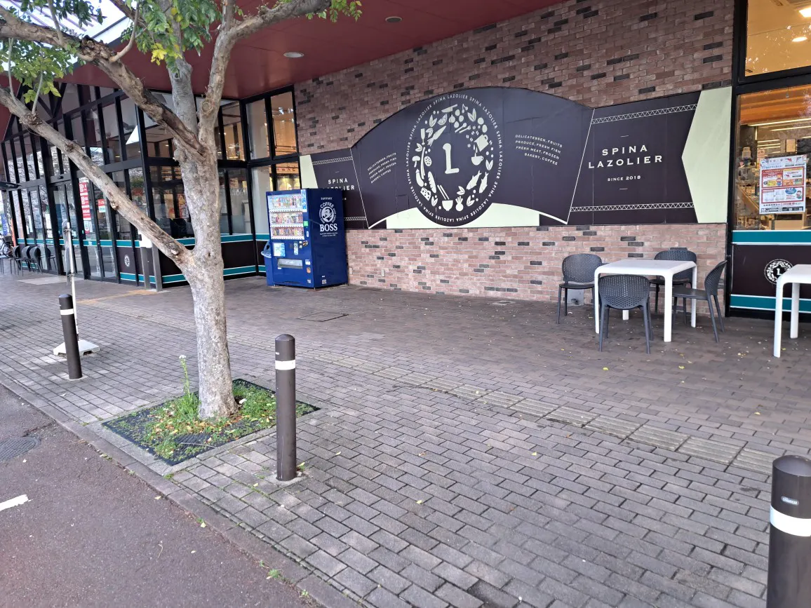 【スピナラソリエ（高見店）】イートイン前(店の南側) 販促プロモーションや物販に最適なスーパー屋外催事イベントスペース