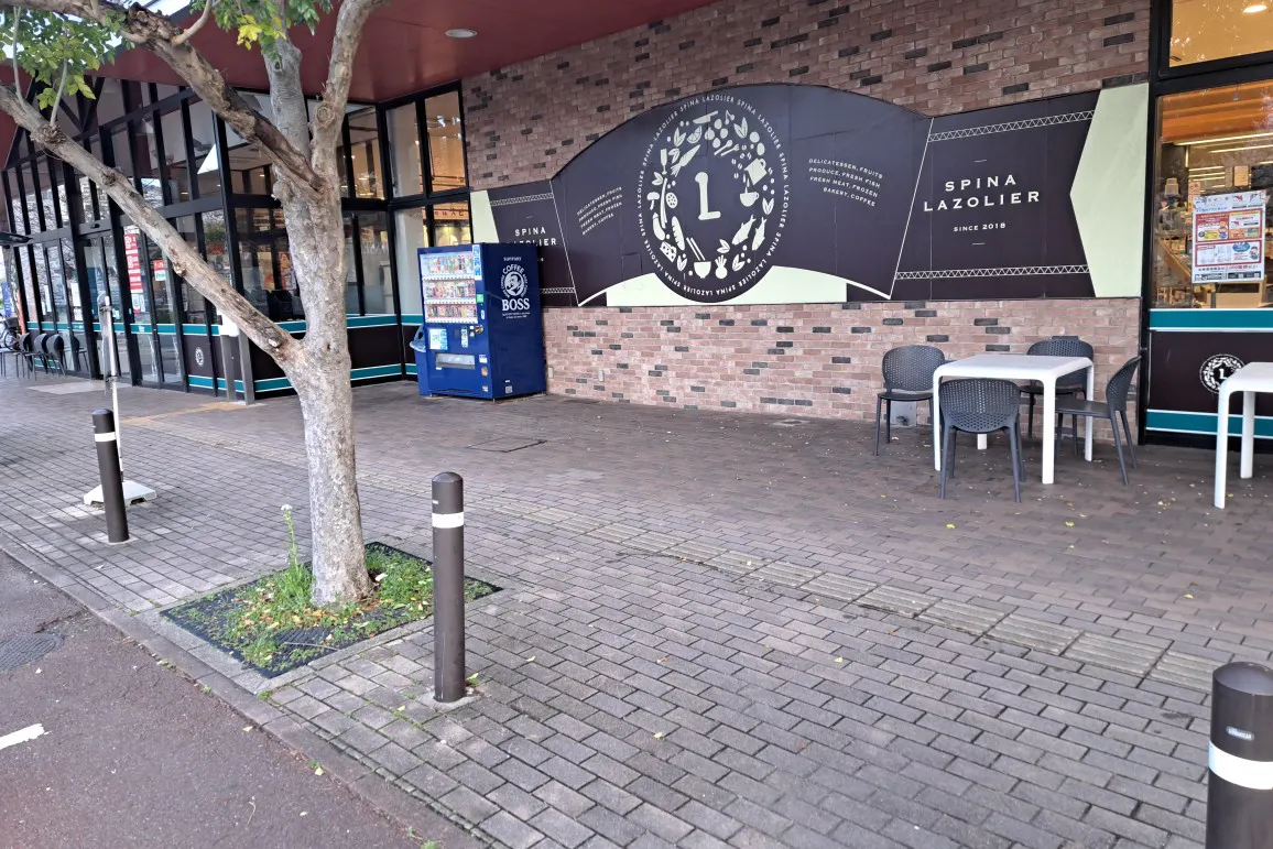 【スピナラソリエ(高見店)】イートイン前(店の南側) 販促プロモーションや物販に最適なスーパー屋外催事イベントスペース