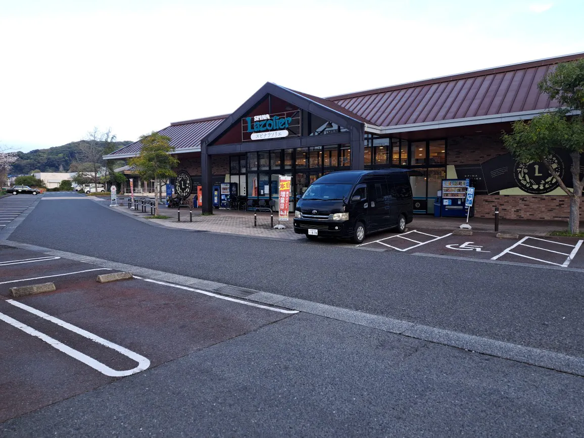 【スピナラソリエ(高見店)】イートイン前(店の南側) 販促プロモーションや物販に最適なスーパー屋外催事イベントスペース