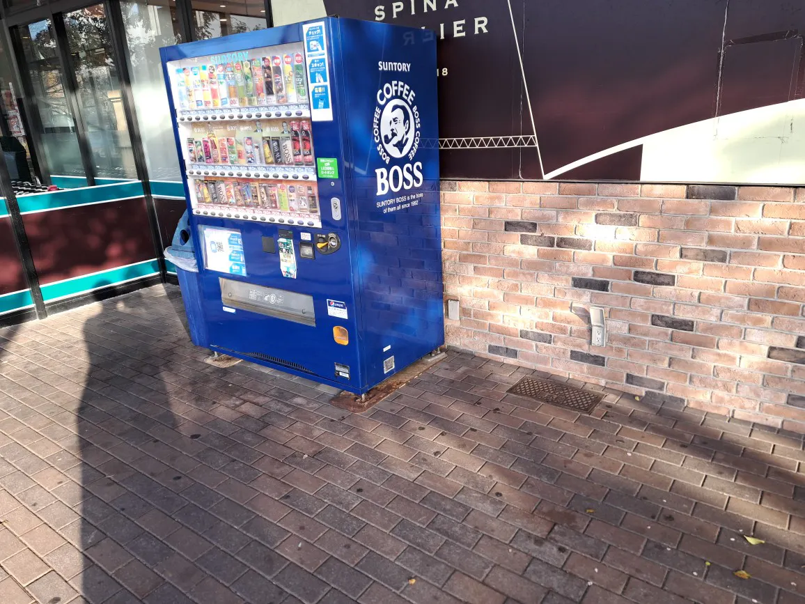 【スピナラソリエ（高見店）】イートイン前(店の南側) 販促プロモーションや物販に最適なスーパー屋外催事イベントスペース