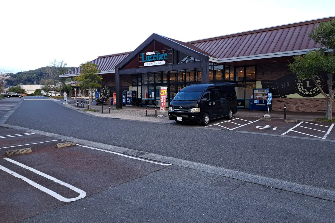 【スピナラソリエ(高見店)】イートイン前(店の南側) 販促プロモーションや物販に最適なスーパー屋外催事イベントスペース