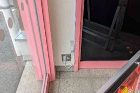 【ダイナム山口長門店ゆったり館】キッチンカーやプロモーションに最適なアミューズメント施設のイベントスペース(店舗出入り口側)