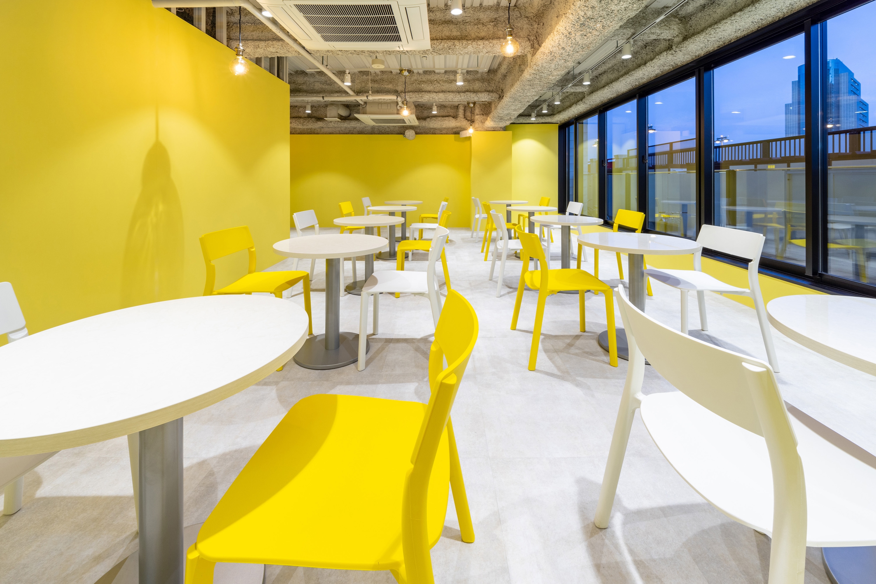 椅子やテーブルはご自由にお使いください。