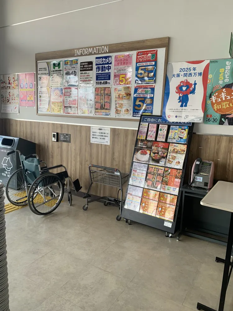 【オークワ粉河】プロモーションに最適な風除室スペース