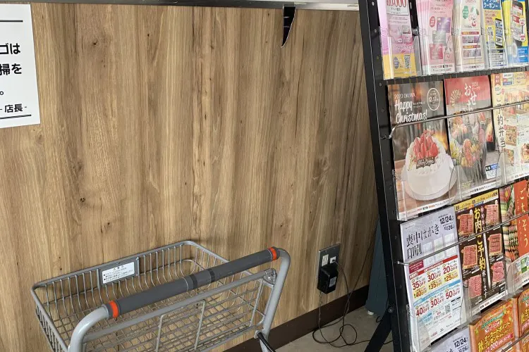 【オークワ粉河】プロモーションに最適な風除室スペース