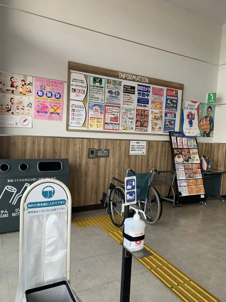 【オークワ粉河】プロモーションに最適な風除室スペース