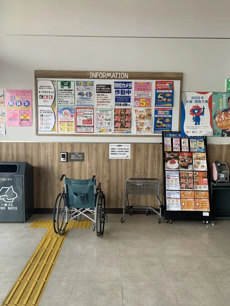 【オークワ粉河】プロモーションに最適な風除室スペース