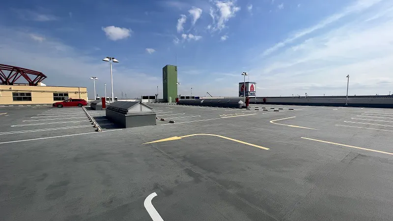 【ヘイワールド!!/スカイエリア】車両展示会やマルシェ等の大規模屋外イベントに最適な地域密着型の商業施設屋上のイベントスペース