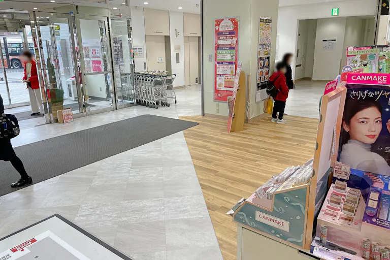 【イトーヨーカドー 草加店】プロモーション等に最適なショッピングモールのイベントスペース(1階 店頭入口)の画像1