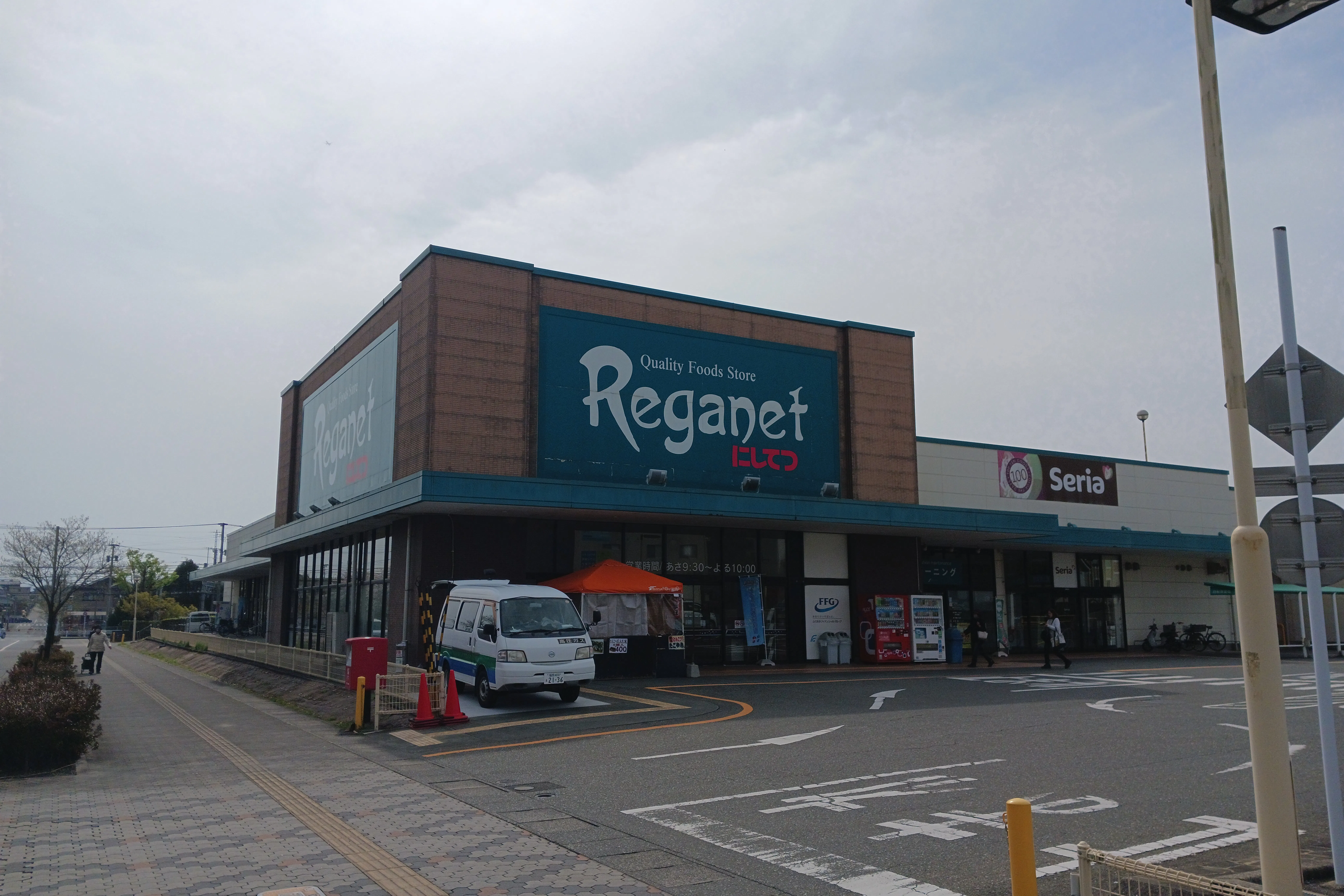 【レガネット美鈴の杜】A 風除室店内側 販促プロモーションや物販に最適なスーパー店内催事イベントスペース