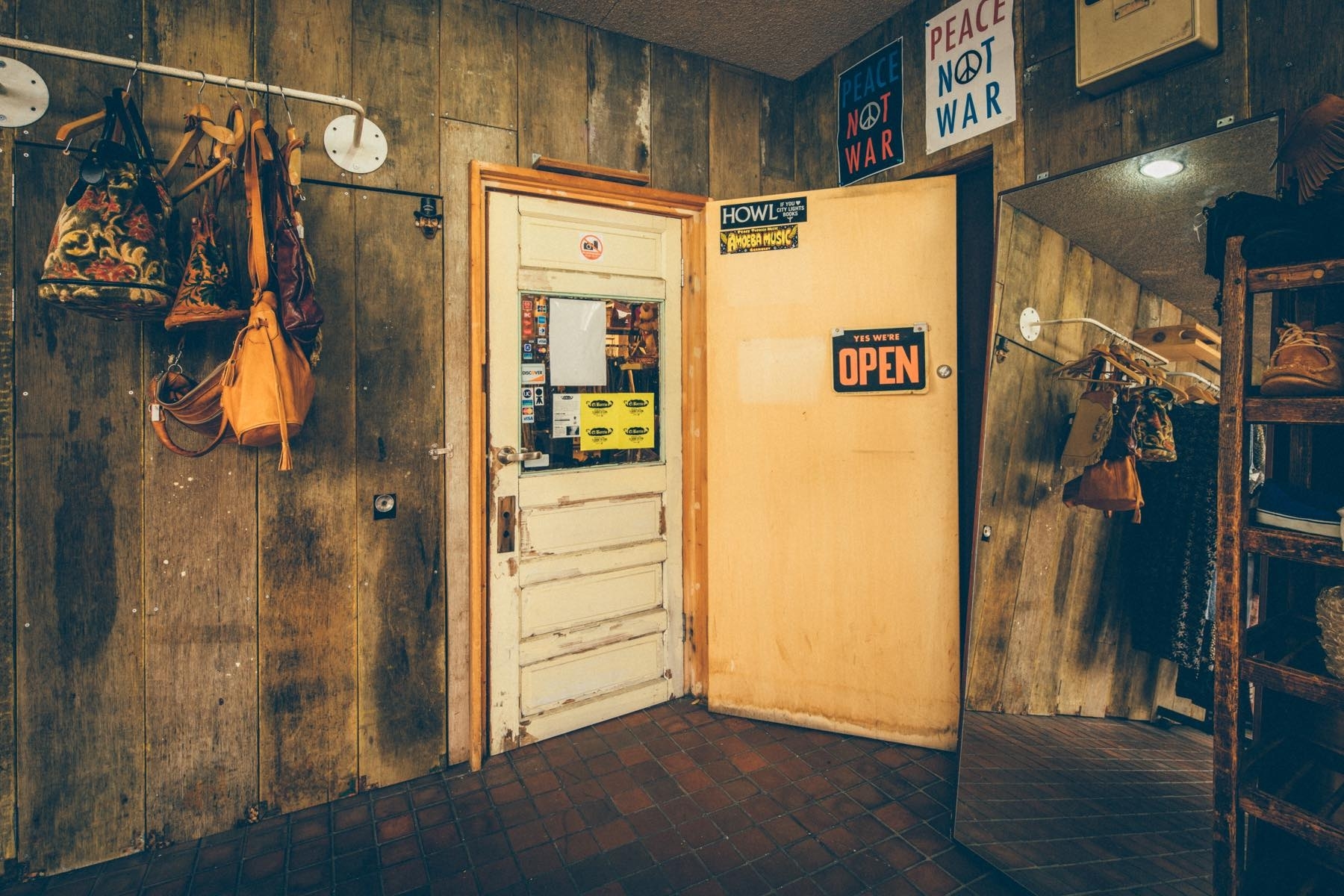 黒基調のヴィンテージショップの画像7