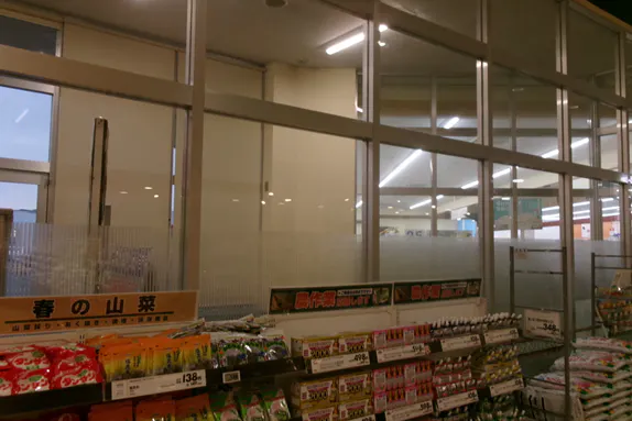 【マックスバリュ本荘中央店】風除室 販促プロモーションや物販に最適なスーパー店内催事イベントスペース