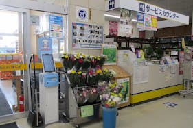 【サンデー八戸新井田店】屋内カウンター横 食物販やプロモーション等の出店に最適なホームセンター店内のイベントスペース