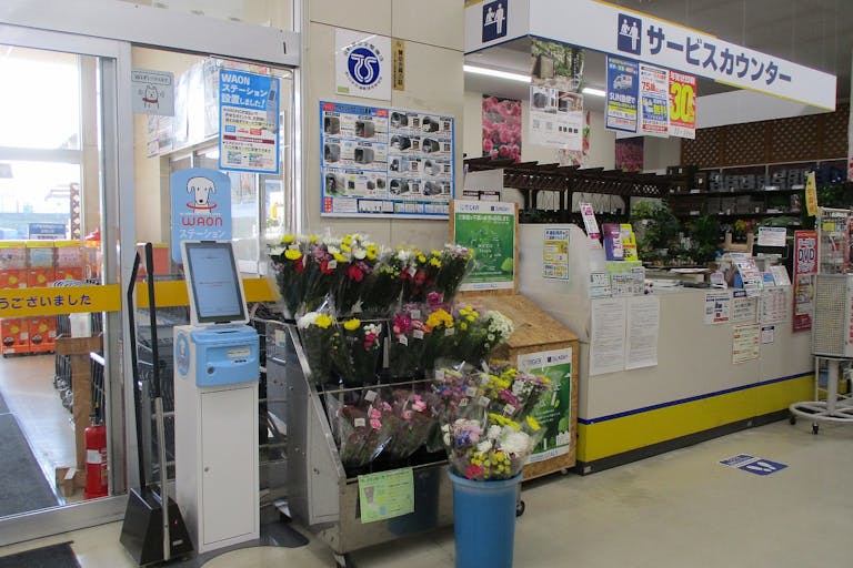 【サンデー八戸新井田店】屋内カウンター横 食物販やプロモーション等の出店に最適なホームセンター店内のイベントスペースの画像1