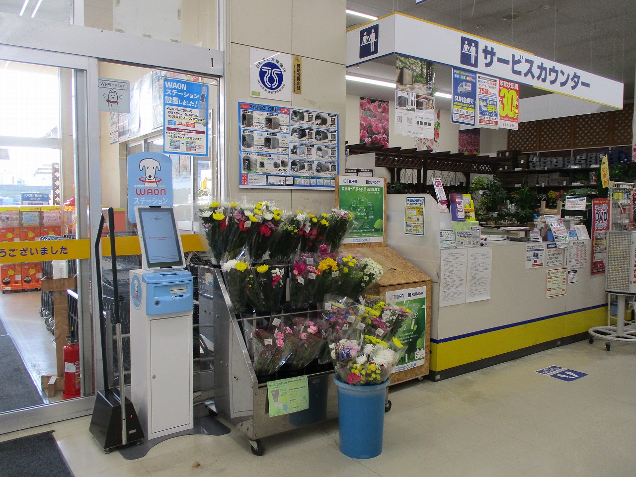 【サンデー八戸新井田店】屋内カウンター横　食物販やプロモーション等の出店に最適なホームセンター店内のイベントスペース