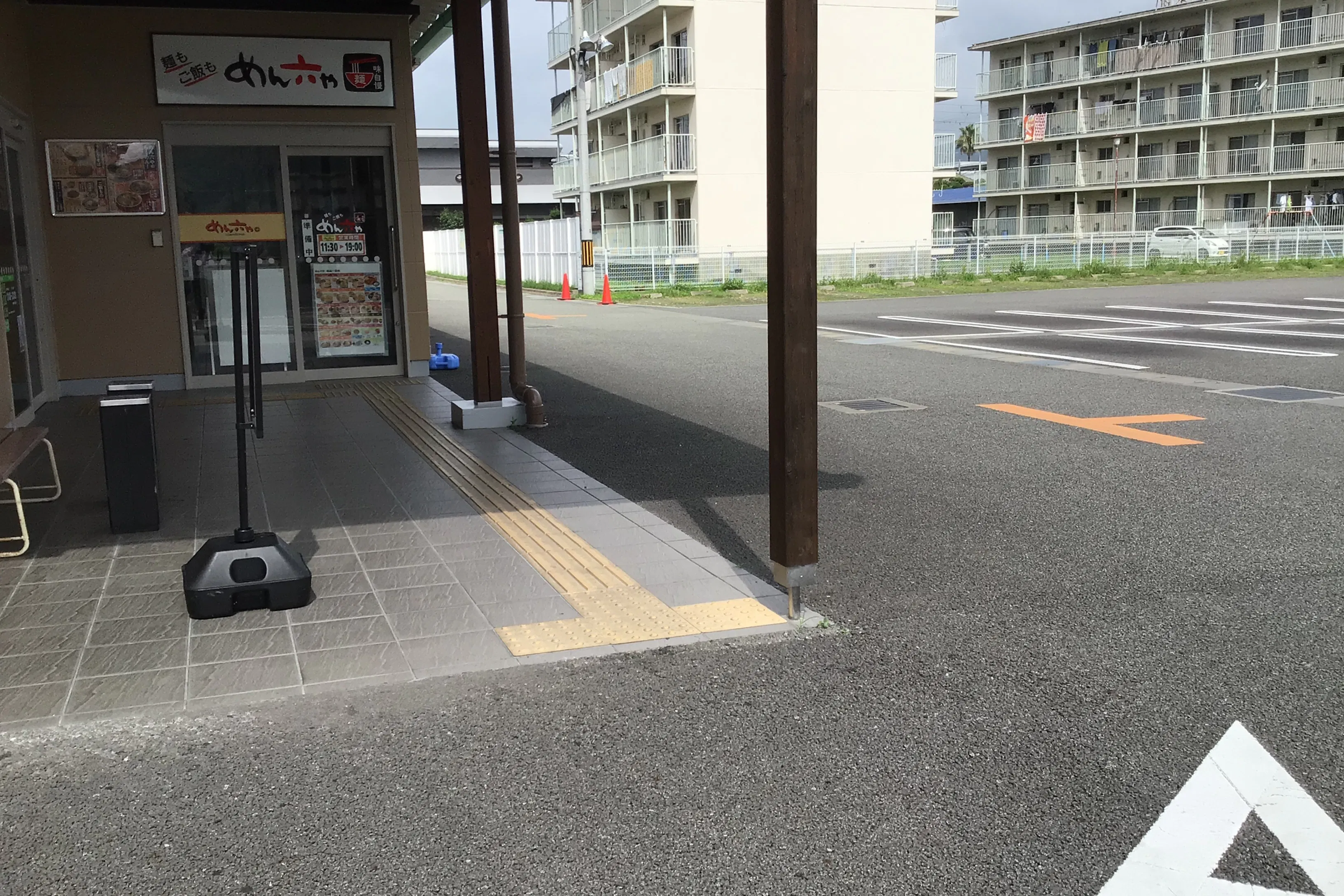 【ダイナム兵庫たつの店ゆったり館】キッチンカーやプロモーションイベントでの出店に最適なアミューズメント施設のイベントスペース(東側出入口)