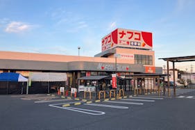 【ナフコ不二屋岩野店】販促プロモーションや食物販等の催事イベントに最適な西側入り口スペース