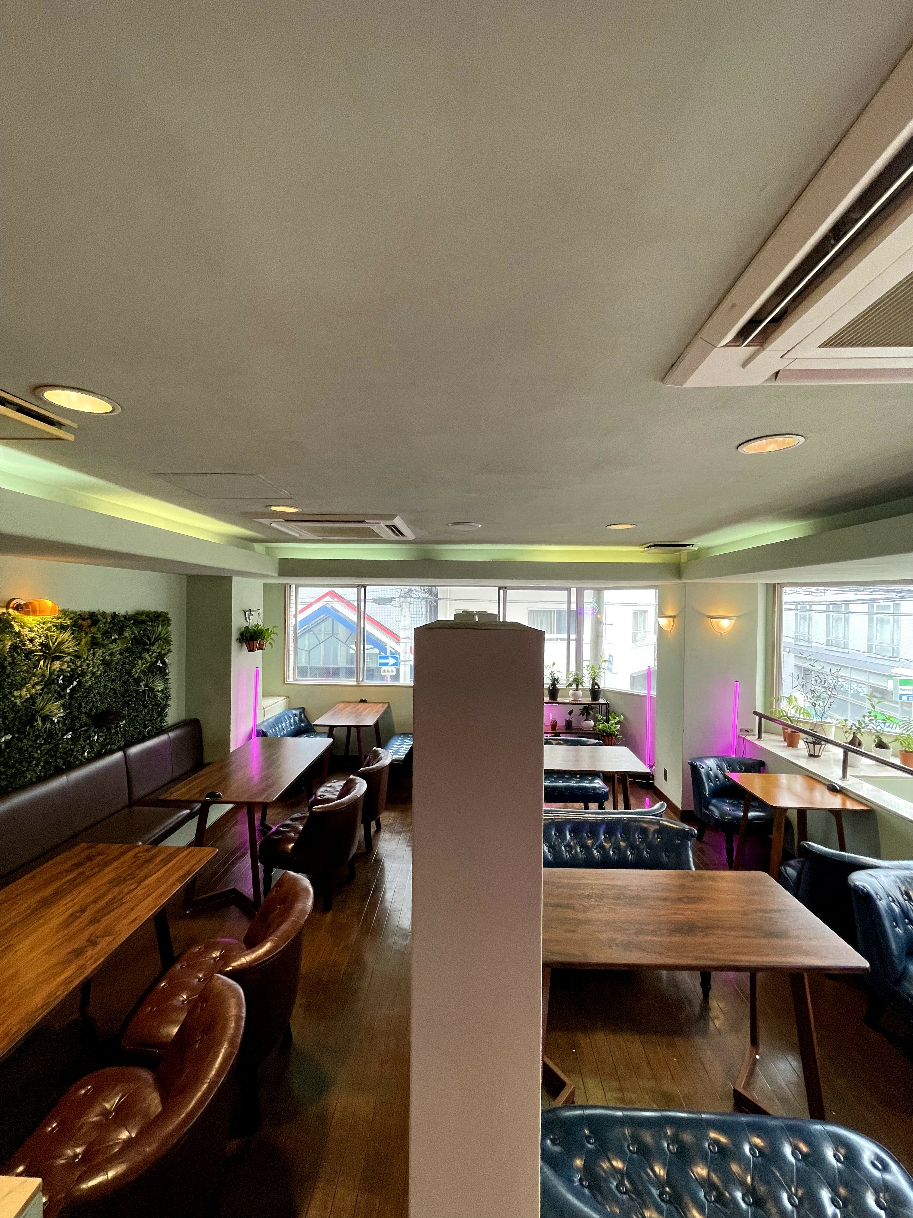 【本町駅3分】アートの展示会や撮影に最適なネオンとレトロが交差するアクセス抜群の一棟貸し純喫茶スペース（路面）