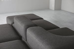 【祐天寺駅5分/1F】アパレル展示会に最適な明るいトーンのスムースモルタルの床と淡いグレーの壁のモダンな中に温かみのある撮影スタジオ