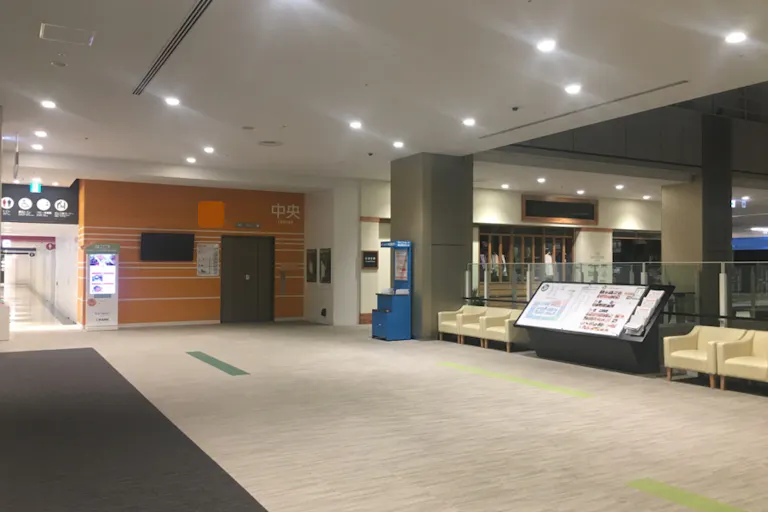 【ららぽーと立川立飛】2階 中央エスカレーター前の画像1