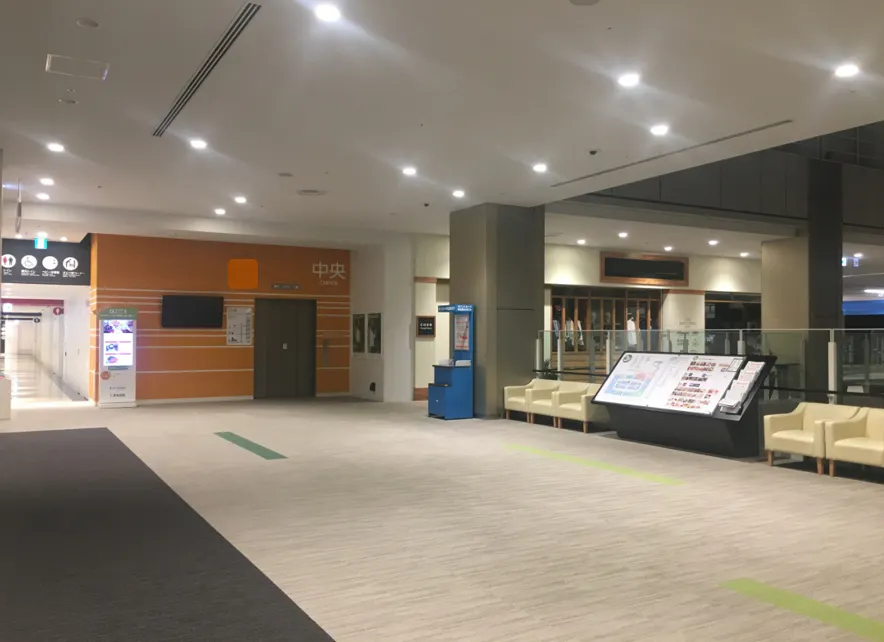 【ららぽーと立川立飛】2階 中央エスカレーター前