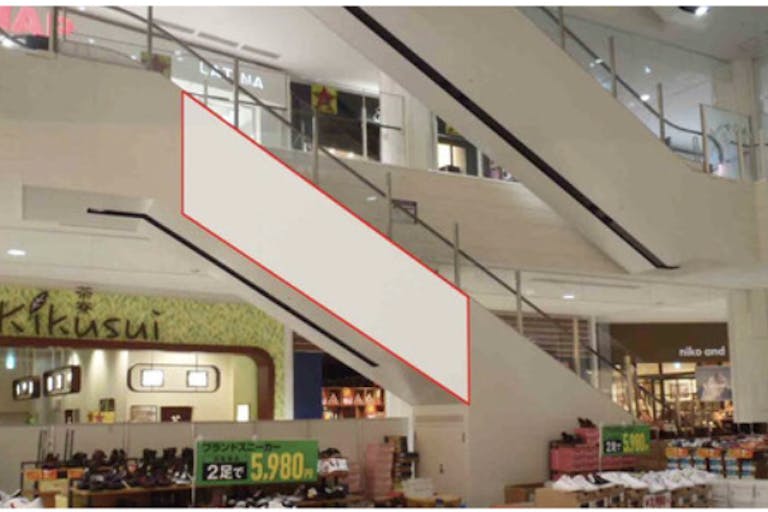 【イオンモール甲府昭和】モール内広告 エスカレーター側面の画像1