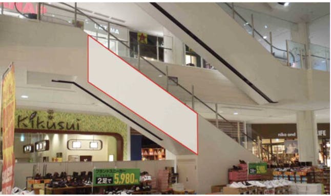 【イオンモール甲府昭和】モール内広告 エスカレーター側面の画像