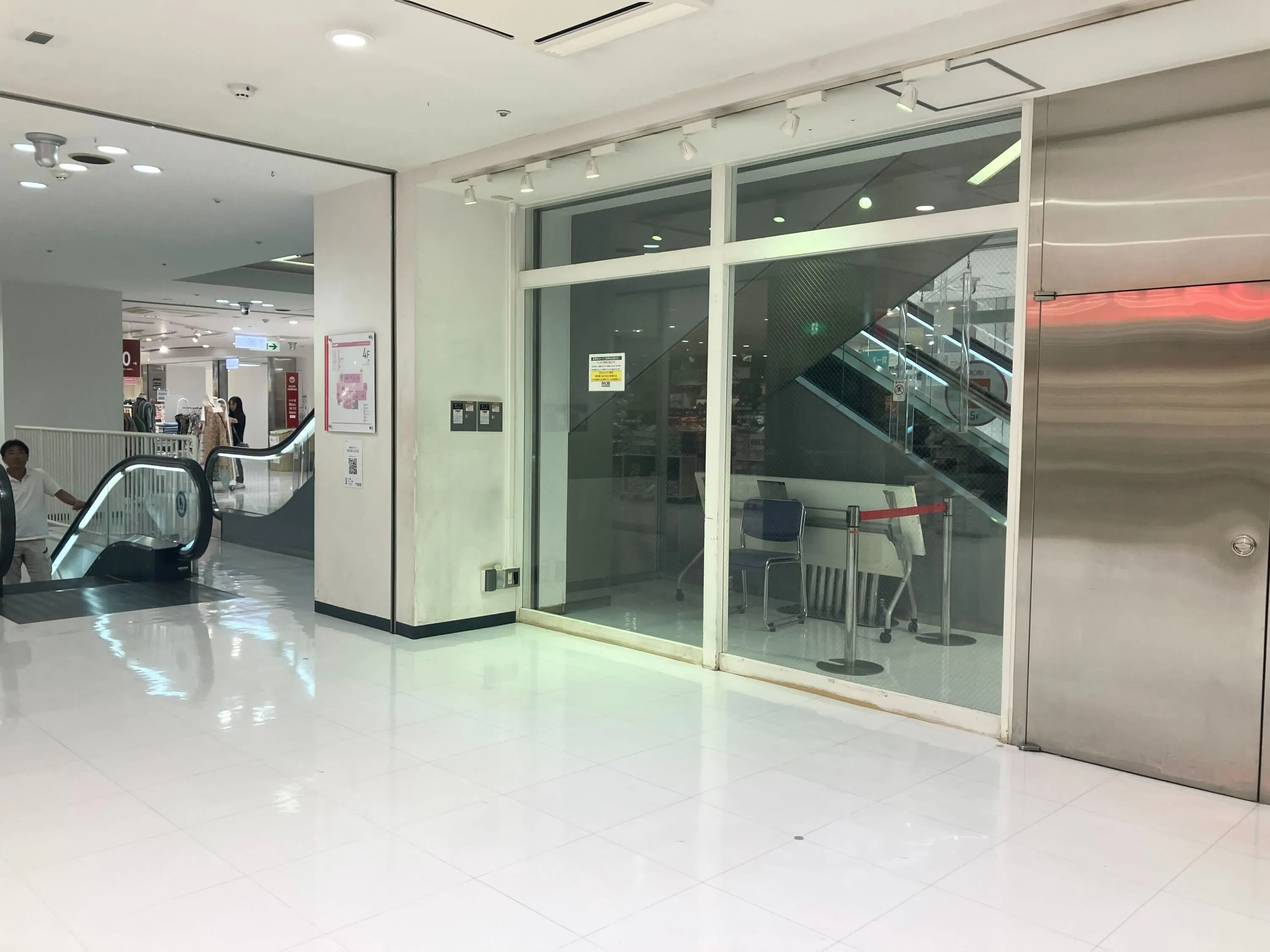 【本厚木ミロード】本厚木ミロード②４F　エスカレーター横