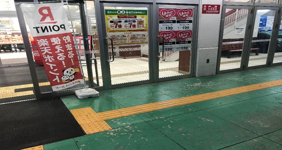 【西友　西所沢店】1F入口横軒先　プロモーション用途や物販、食物販のポップアップストアに最適なスーパーの屋外催事イベントスペース