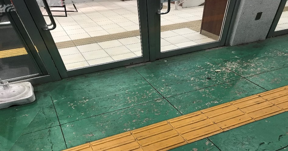 【西友　西所沢店】1F入口横軒先　プロモーション用途や物販、食物販のポップアップストアに最適なスーパーの屋外催事イベントスペース