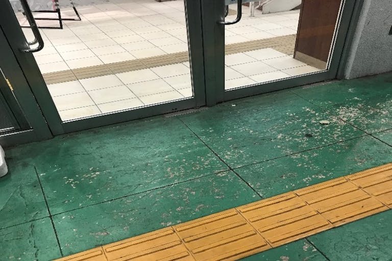 【西友 西所沢店】1F入口横軒先 プロモーション用途や物販、食物販のポップアップストアに最適なスーパーの屋外催事イベントスペースの画像3