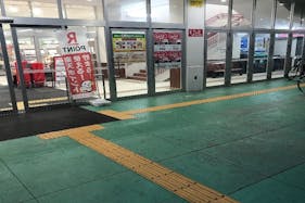 【西友 西所沢店】1F入口横軒先 プロモーション用途や物販、食物販のポップアップストアに最適なスーパーの屋外催事イベントスペース