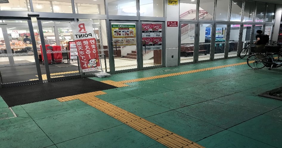 【西友　西所沢店】1F入口横軒先　プロモーション用途や物販、食物販のポップアップストアに最適なスーパーの屋外催事イベントスペース