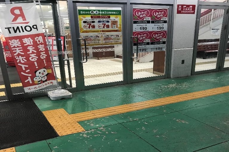 【西友 西所沢店】1F入口横軒先 プロモーション用途や物販、食物販のポップアップストアに最適なスーパーの屋外催事イベントスペースの画像1