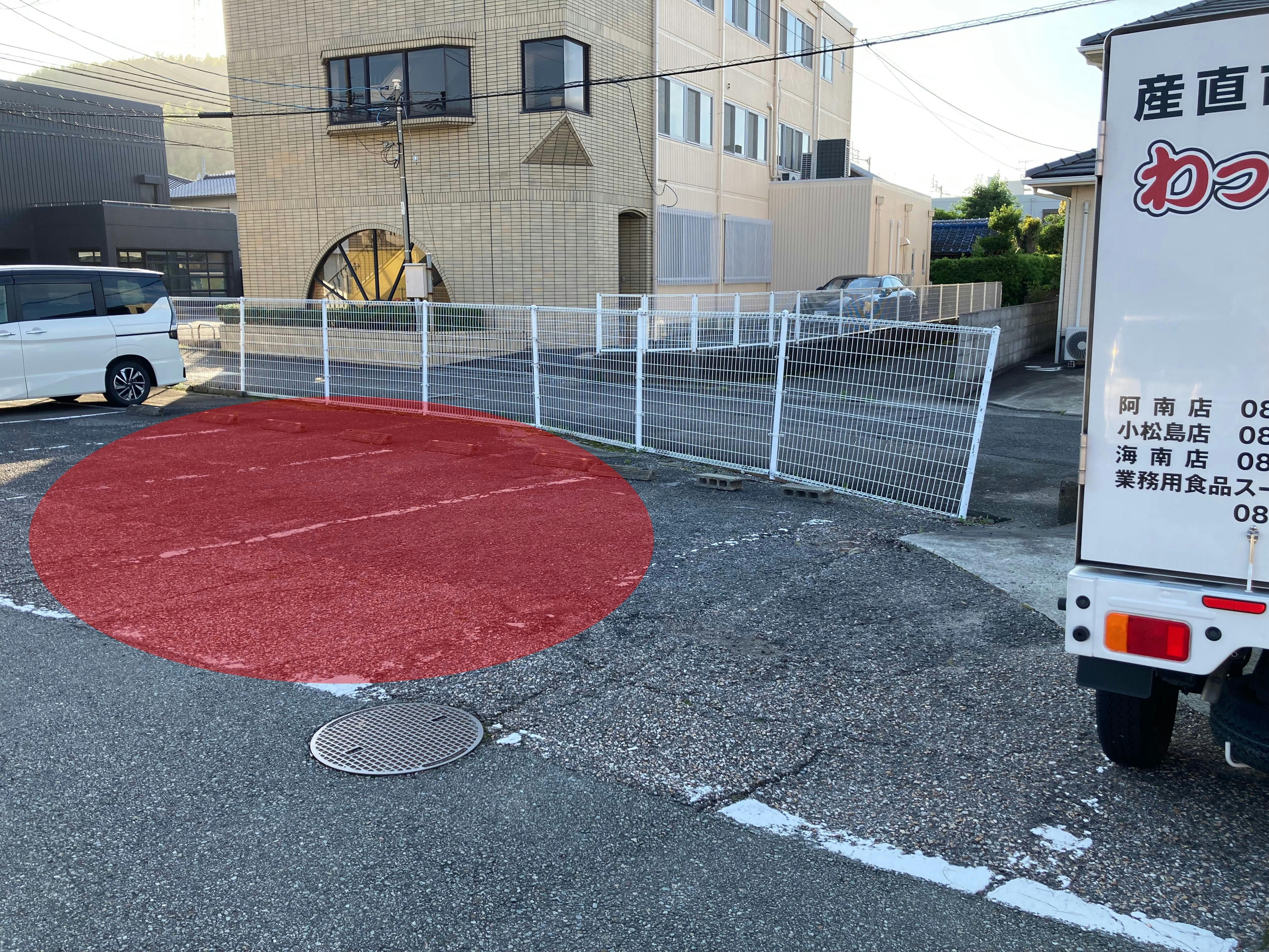 【ビルド阿南店】キッチンカーや販促プロモーションに適したスーパーの駐車場入り口付近の宝くじ売り場横スペース